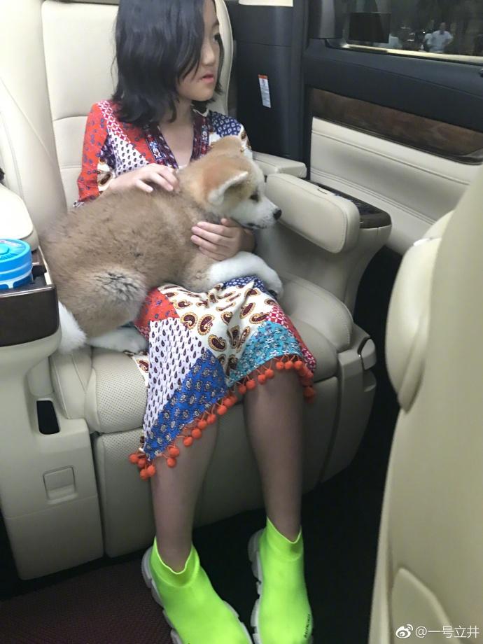 Con gái hở hàm ếch của Vương Phi - Lý Á Bằng giờ như fashionista khiến nhiều người ngưỡng mộ-14