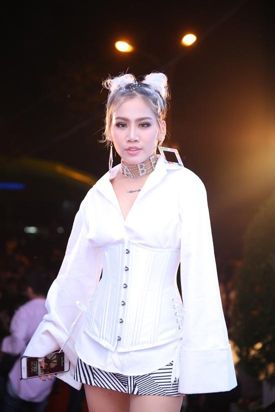 Nàng dâu Bảo Thanh sến sẩm, Vũ Ngọc Anh hở táo bạo lọt top sao mặc xấu tuần này-10