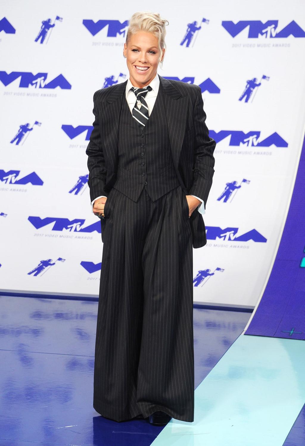 Người đẹp quốc tế vứt bỏ váy áo, diện suit lên thảm đỏ-1