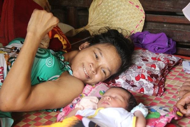 Nhìn cách người mẹ điên chăm sóc con gái sơ sinh 15 ngày tuổi, ai cũng xúc động vì tình mẫu tử-3