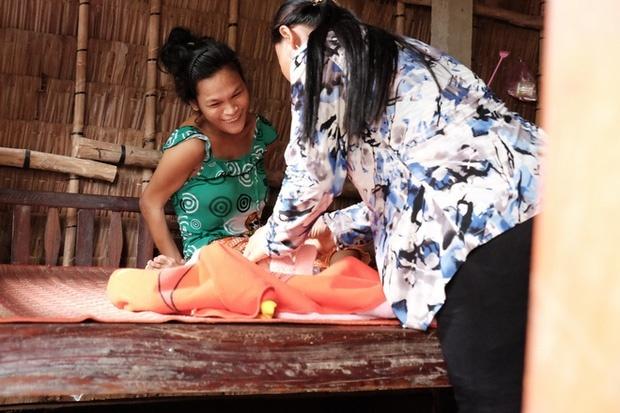 Nhìn cách người mẹ điên chăm sóc con gái sơ sinh 15 ngày tuổi, ai cũng xúc động vì tình mẫu tử-4