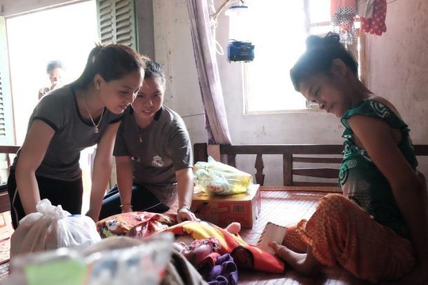 Nhìn cách người mẹ điên chăm sóc con gái sơ sinh 15 ngày tuổi, ai cũng xúc động vì tình mẫu tử-5