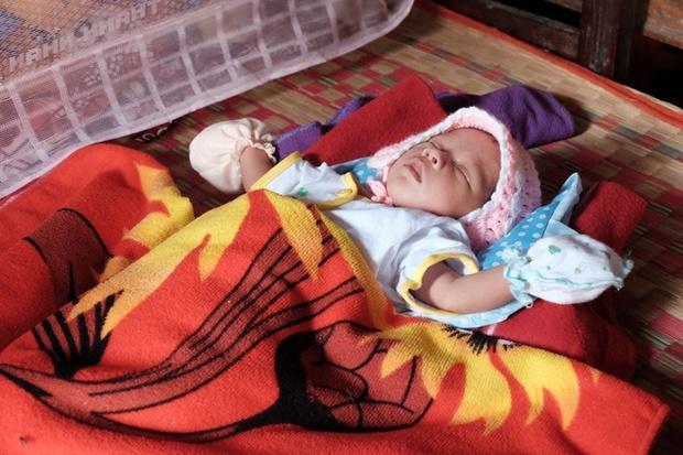 Nhìn cách người mẹ điên chăm sóc con gái sơ sinh 15 ngày tuổi, ai cũng xúc động vì tình mẫu tử-6