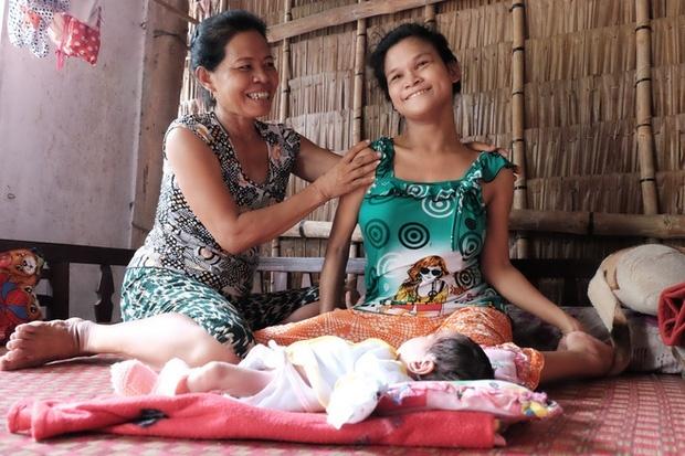 Nhìn cách người mẹ điên chăm sóc con gái sơ sinh 15 ngày tuổi, ai cũng xúc động vì tình mẫu tử-7