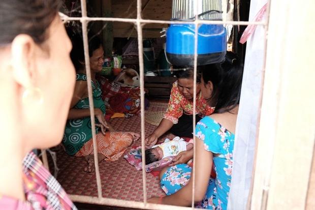 Nhìn cách người mẹ điên chăm sóc con gái sơ sinh 15 ngày tuổi, ai cũng xúc động vì tình mẫu tử-9