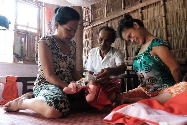 Nhìn cách người mẹ điên chăm sóc con gái sơ sinh 15 ngày tuổi, ai cũng xúc động vì tình mẫu tử-10