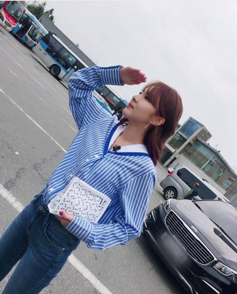 Street style tuần qua của tiên nữ cử tạ Kim Bok Joo nữ tính nhất dàn mỹ nhân Hàn-1