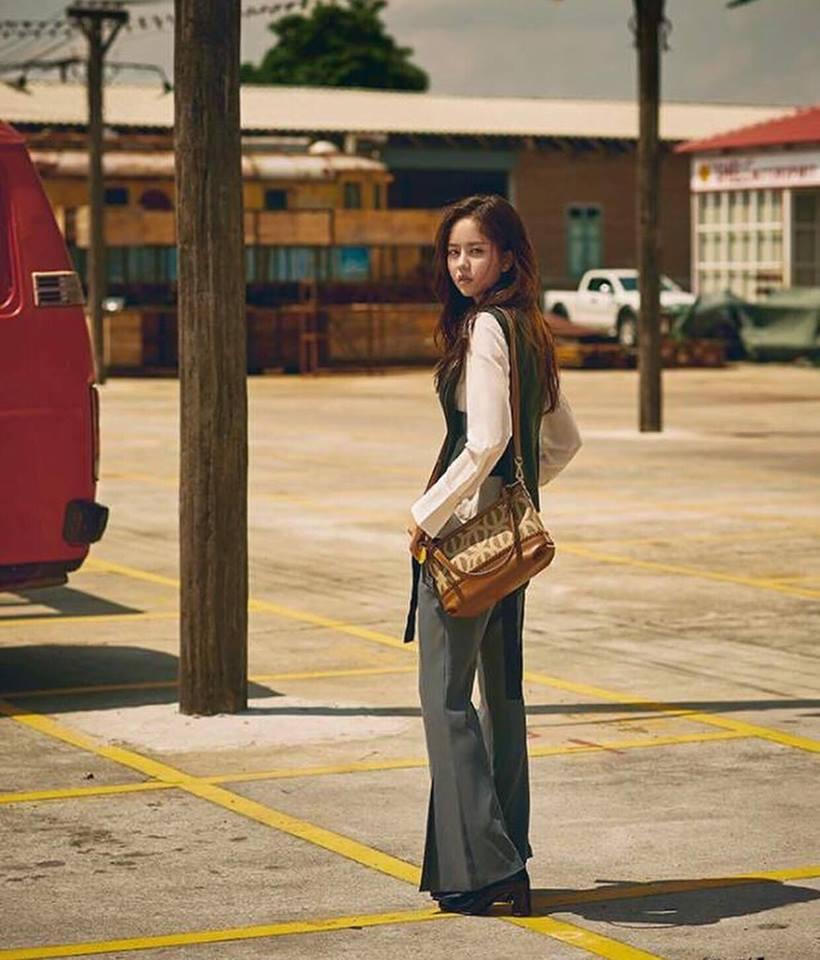 Street style tuần qua của tiên nữ cử tạ Kim Bok Joo nữ tính nhất dàn mỹ nhân Hàn-6