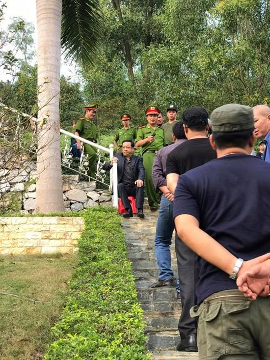 Loạt ảnh hé lộ cái kết không hề đau thương như trên màn ảnh của Người phán xử-11