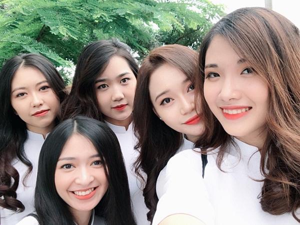 Tấm ảnh 5 cô bạn xinh đẹp, cùng mặc đồng phục Kinh tế quốc dân hot nhất hôm nay!-2