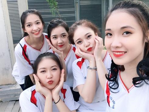 Tấm ảnh 5 cô bạn xinh đẹp, cùng mặc đồng phục Kinh tế quốc dân hot nhất hôm nay!