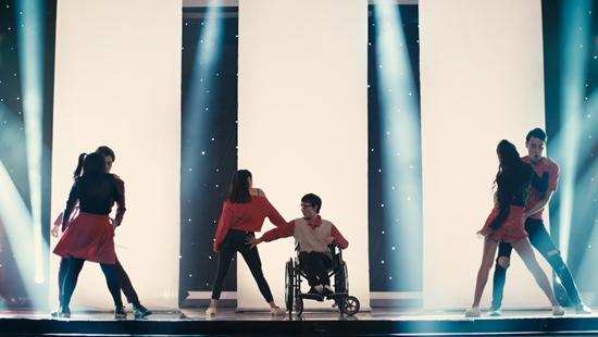 Vừa hôn Rocker Nguyễn, Angela Phương Trinh lại lên giường với Hữu Vi trong tập 2 Glee-5