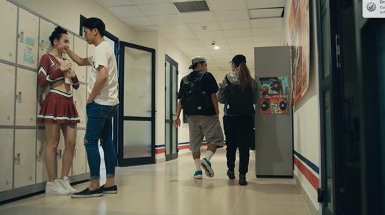 Vừa hôn Rocker Nguyễn, Angela Phương Trinh lại lên giường với Hữu Vi trong tập 2 Glee-4