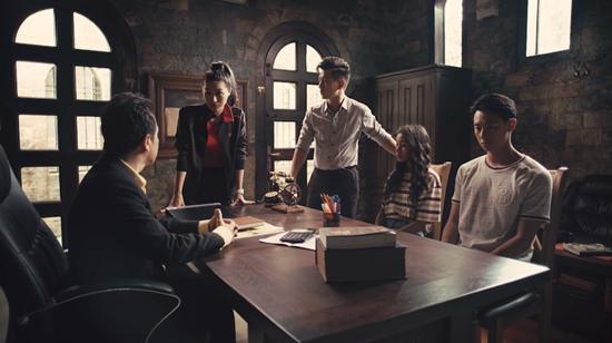 Vừa hôn Rocker Nguyễn, Angela Phương Trinh lại lên giường với Hữu Vi trong tập 2 Glee-8