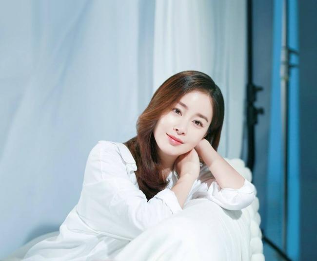 Kim Tae Hee bụng bầu vượt mặt vẫn xinh đẹp rạng ngời-2