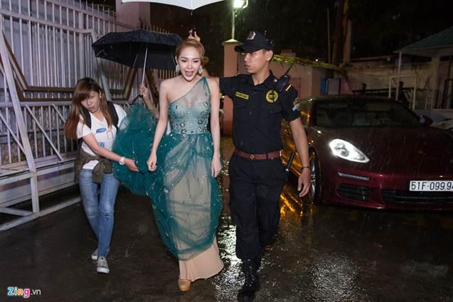 Vài phút huy hoàng trên thảm đỏ, Minh Hằng và Nhã Phương đã khiến bao người toát mồ hôi-1