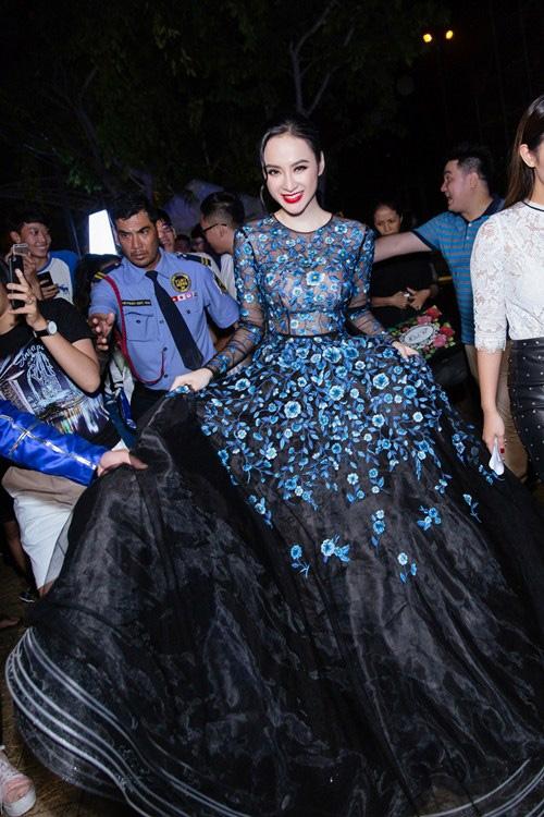 Vài phút huy hoàng trên thảm đỏ, Minh Hằng và Nhã Phương đã khiến bao người toát mồ hôi-2