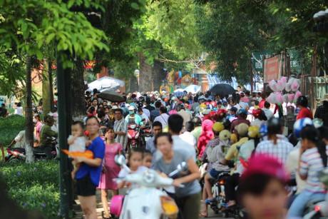 Hàng nghìn người kéo đến vui chơi dịp lễ 2/9, công viên Thủ Lệ thất thủ-1