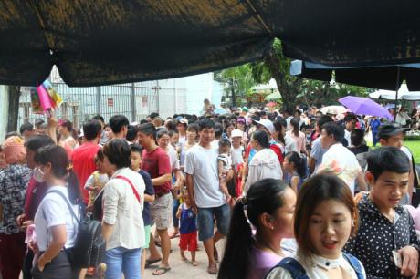 Hàng nghìn người kéo đến vui chơi dịp lễ 2/9, công viên Thủ Lệ thất thủ-2