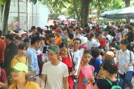 Hàng nghìn người kéo đến vui chơi dịp lễ 2/9, công viên Thủ Lệ thất thủ-3