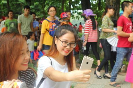 Hàng nghìn người kéo đến vui chơi dịp lễ 2/9, công viên Thủ Lệ thất thủ-4