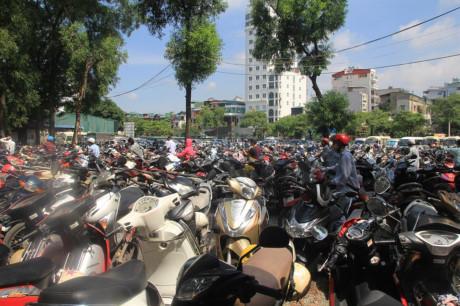 Hàng nghìn người kéo đến vui chơi dịp lễ 2/9, công viên Thủ Lệ thất thủ-5