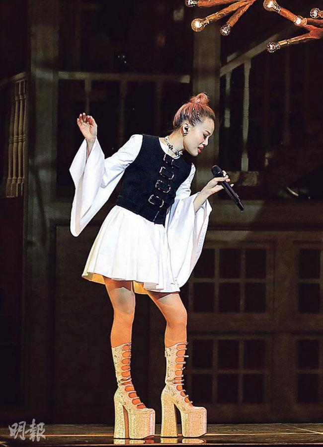 Siêu sao Hoa Ngữ biến dạng bàn chân vì sở thích đi giày cao gót quái chiêu-5