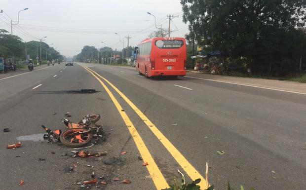 Xe máy bị xe khách kéo lê hơn 40m, người nước ngoài tử vong tại chỗ-1