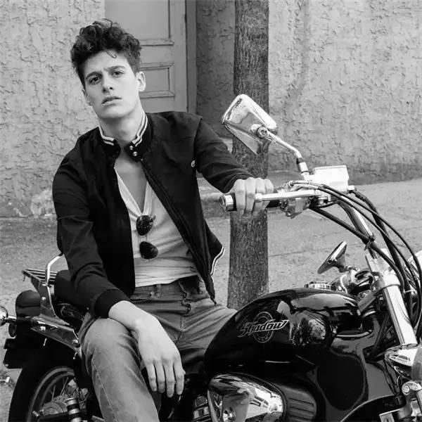 Nam người mẫu khiến mọi cô gái vỡ mộng khi... cởi áo-1