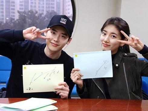 Fan ngất ngây với nụ hôn ngọt ngào của Lee Jong Suk và Suzy-3