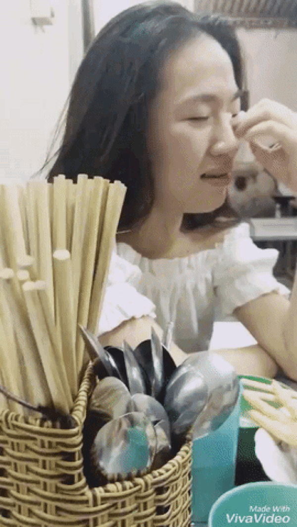 Nghe chàng trai nói không được lấy vợ vì nghèo, cô gái vừa khóc tức tưởi vừa nâng chén tiêu sầu-1