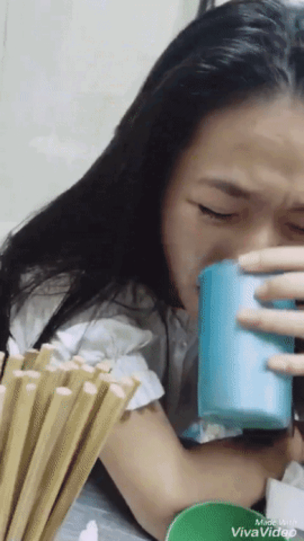 Nghe chàng trai nói không được lấy vợ vì nghèo, cô gái vừa khóc tức tưởi vừa nâng chén tiêu sầu-2