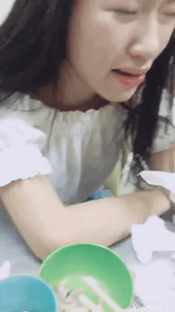 Nghe chàng trai nói không được lấy vợ vì nghèo, cô gái vừa khóc tức tưởi vừa nâng chén tiêu sầu-3