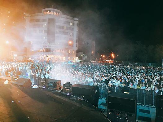 Rò rỉ ảnh nam ca sĩ Isaac bị fan bao vây chụp ảnh khi vừa bước ra từ... toilet-1