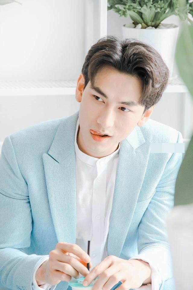 Rò rỉ ảnh nam ca sĩ Isaac bị fan bao vây chụp ảnh khi vừa bước ra từ... toilet-2