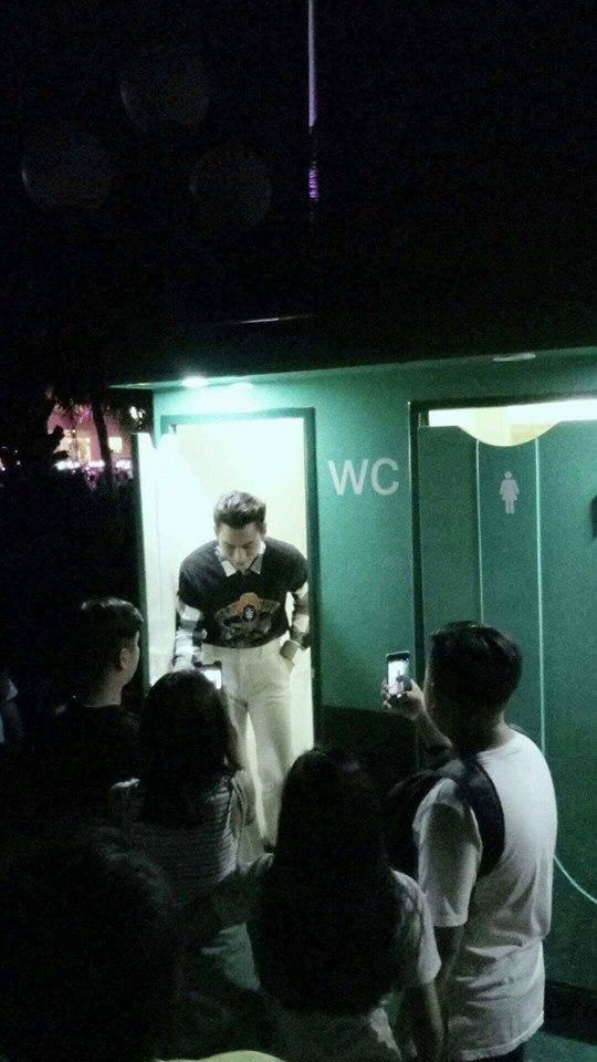 Rò rỉ ảnh nam ca sĩ Isaac bị fan bao vây chụp ảnh khi vừa bước ra từ... toilet-3