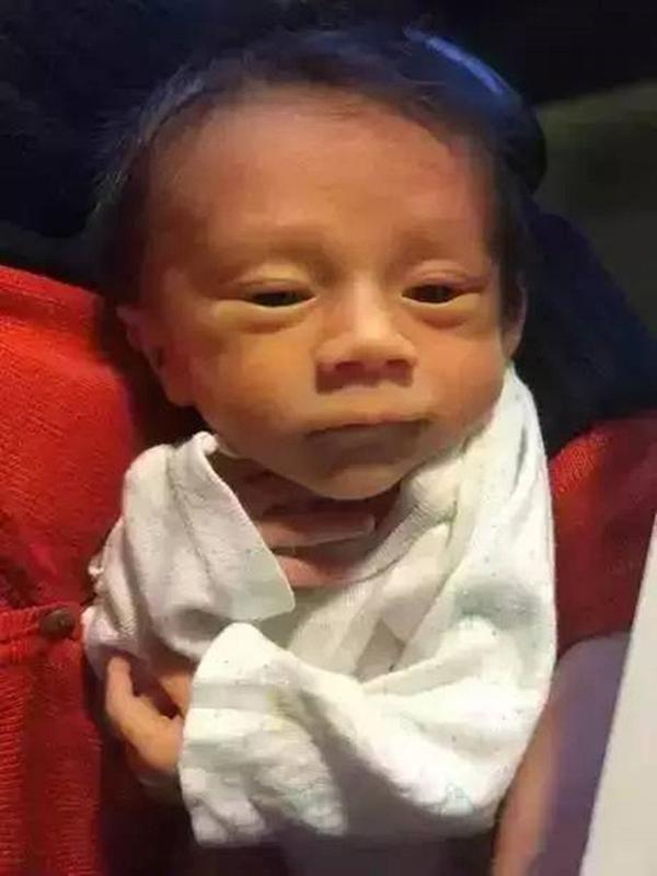 Thấy con mới ra đời xấu xí, bà mẹ trẻ suýt vứt đi, nhưng chỉ vài tháng sau mọi việc đã thay đổi hoàn toàn-2