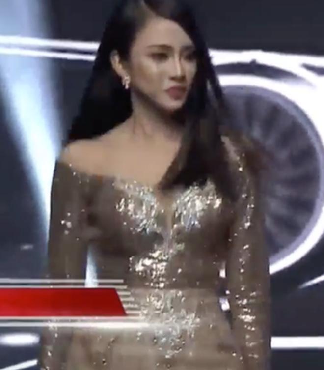 Thiên Nga The Face đăng ảnh cằm nhọn hoắt, mặt cứng đơ như tượng sáp-1