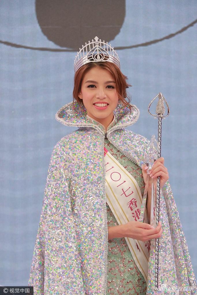 Sau khi đăng quang, Hoa hậu xấu nhất Hong Kong vẫn chăm chỉ đi tàu điện-5