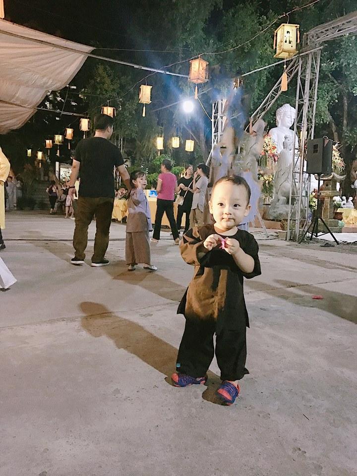 Ly Kute đăng loạt ảnh đáng yêu của Khoai Tây khi lên chùa làm lễ Vu Lan-2