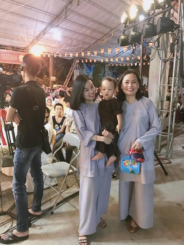 Ly Kute đăng loạt ảnh đáng yêu của Khoai Tây khi lên chùa làm lễ Vu Lan-6