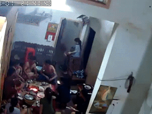 Clip sốc: Bếp ga mini bất ngờ phát nổ trong bữa ăn của một gia đình ở Đắk Lắk