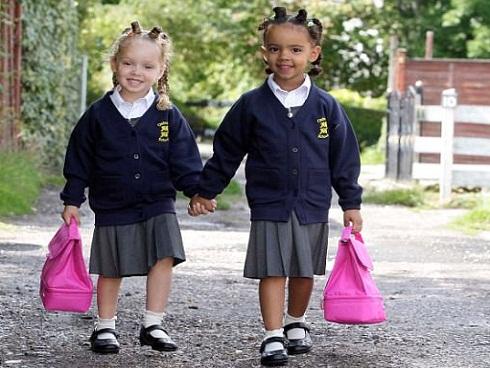 Khoảnh khắc xúc động khi bé trai 3 tuổi không tay chân dỗ dành em trai sơ sinh với núm vú giả-3