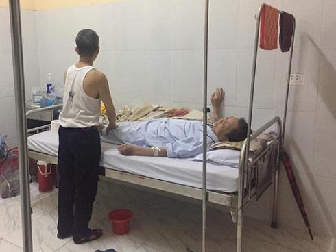 Cụ ông chạy xe 30km vào viện chăm anh trai 90 tuổi và lời đề nghị gây xúc động