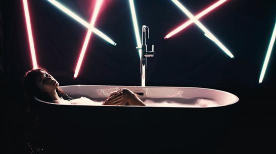 Nữ chính phim Glee phiên bản Việt bị khán giả chỉ trích dữ dội vì cảnh quay lộ hàng-2