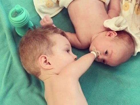 Hình ảnh cậu bé cụt tứ chi chơi cầu trượt khiến ai cũng rớt nước mắt-8