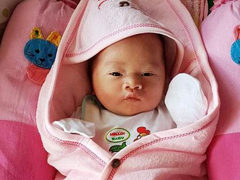 Vợ chồng làm đám cưới bên căn nhà sập đón con đầu lòng