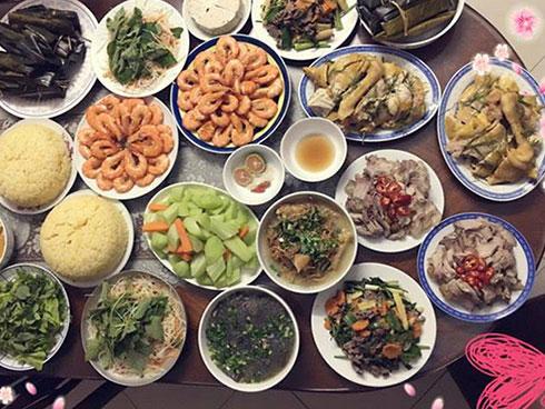 Chị em nội trợ nô nức khoe cỗ cúng rằm tháng 7 'đủ màu sắc, muôn món ăn'