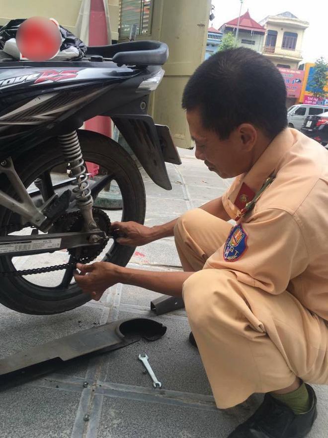 Hành động hiếm thấy của người cảnh sát giao thông khiến ai nấy cũng ấm lòng-1