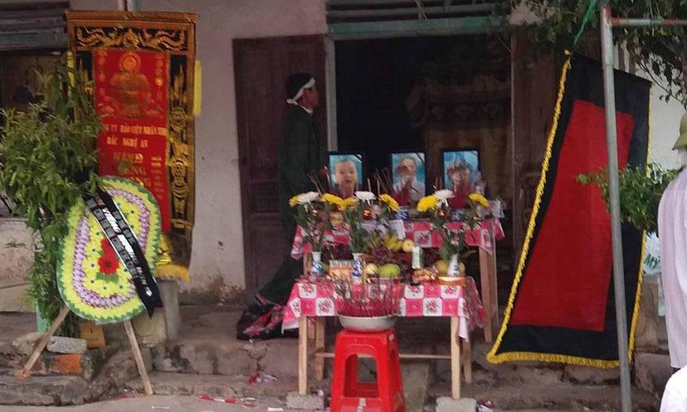 Mẹ trẻ ôm con nhảy cầu: Bà ngoại đau đớn thét lên trong đám tang-2